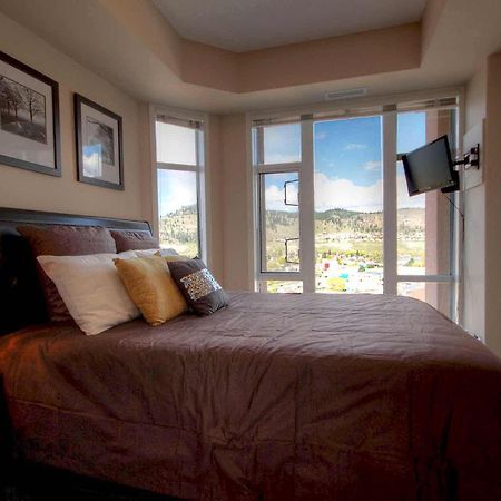 Sunset Waterfront Resort By Discover Kelowna Resort Accommodations Exteriör bild