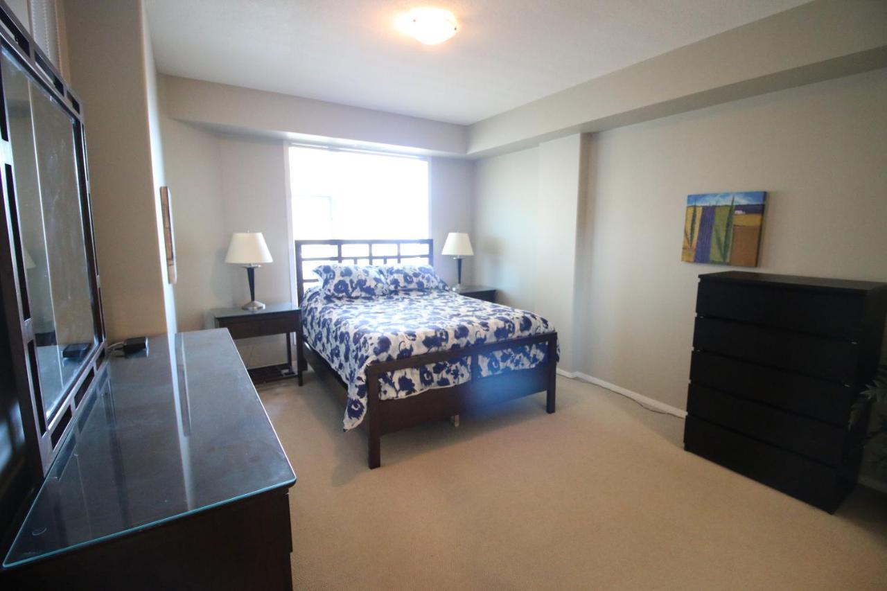 Sunset Waterfront Resort By Discover Kelowna Resort Accommodations Exteriör bild