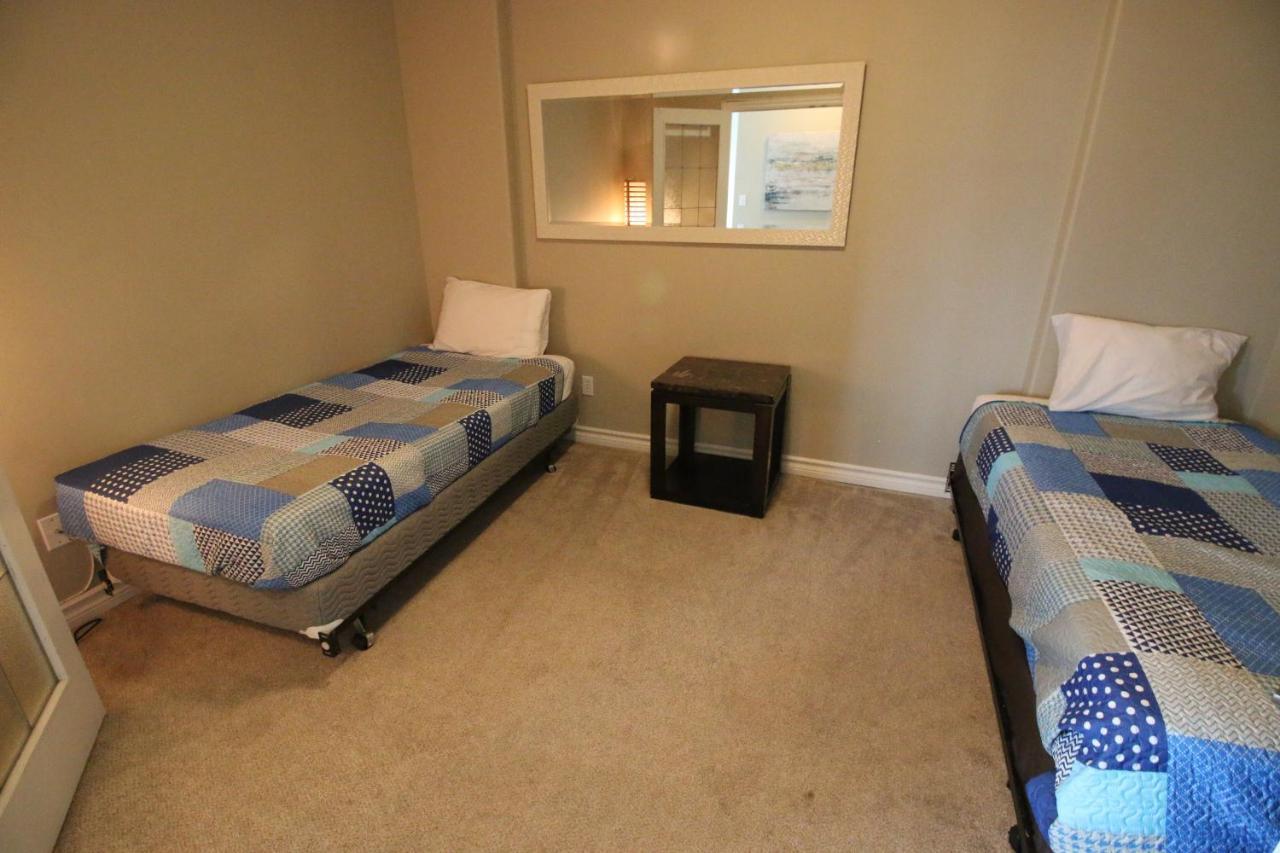 Sunset Waterfront Resort By Discover Kelowna Resort Accommodations Exteriör bild