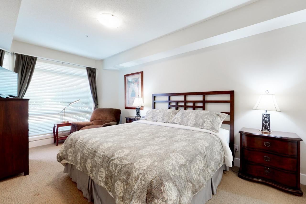 Sunset Waterfront Resort By Discover Kelowna Resort Accommodations Exteriör bild