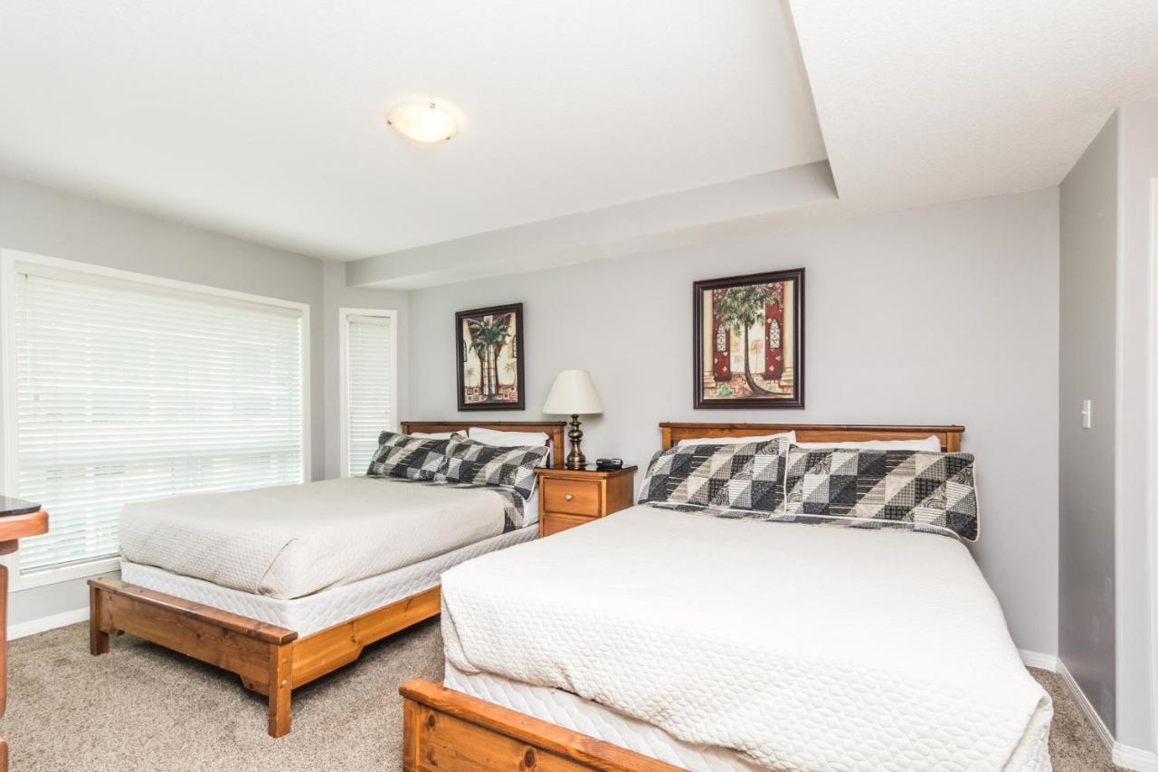 Sunset Waterfront Resort By Discover Kelowna Resort Accommodations Exteriör bild