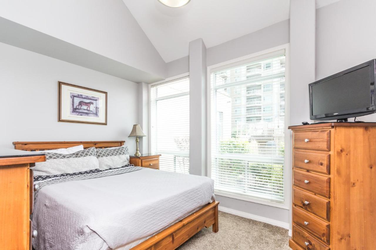 Sunset Waterfront Resort By Discover Kelowna Resort Accommodations Exteriör bild