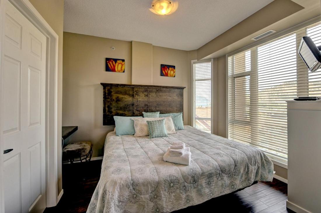 Sunset Waterfront Resort By Discover Kelowna Resort Accommodations Exteriör bild