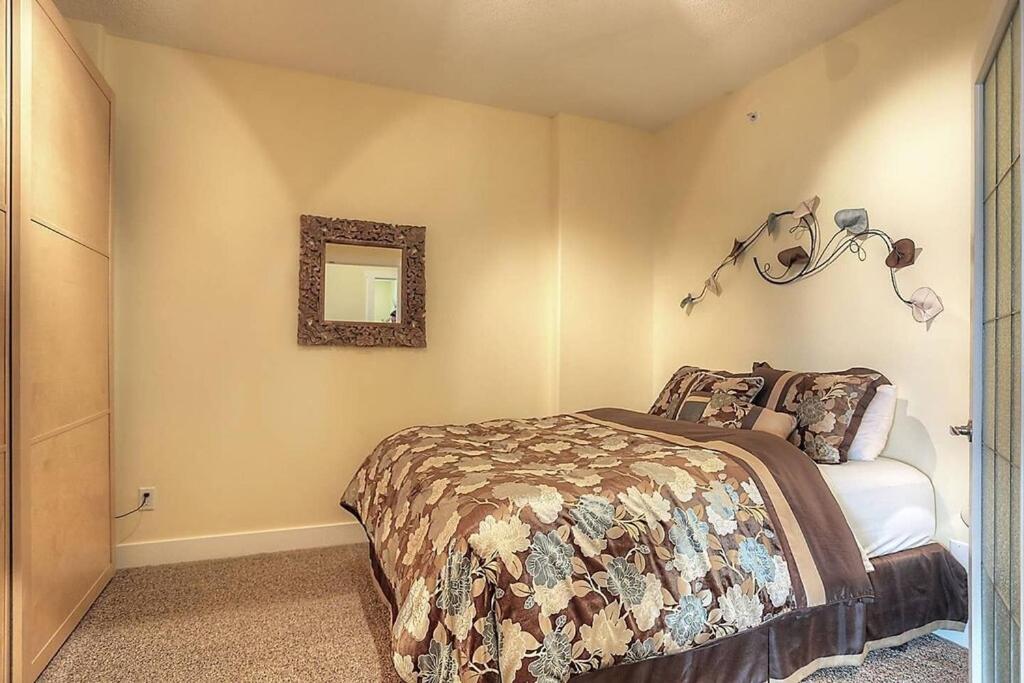Sunset Waterfront Resort By Discover Kelowna Resort Accommodations Exteriör bild