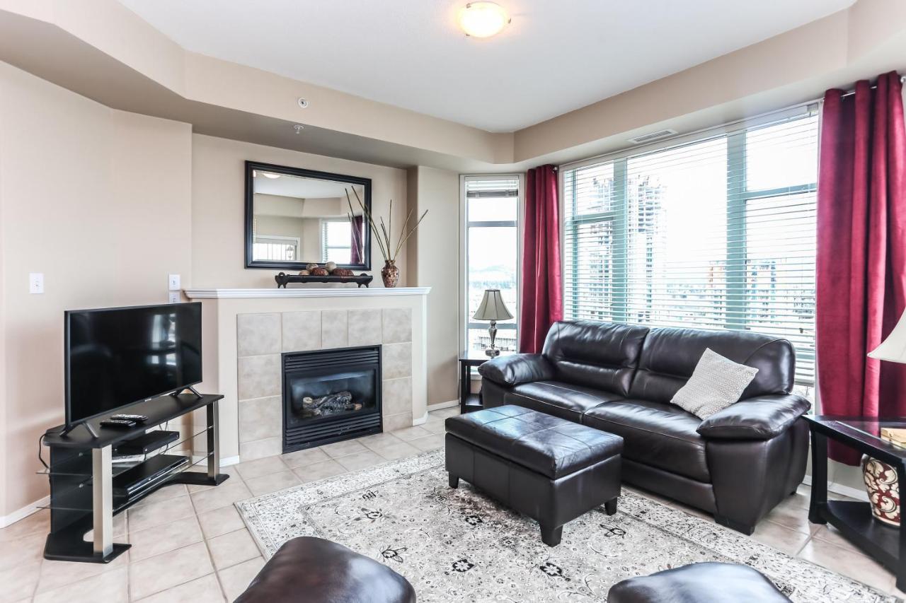 Sunset Waterfront Resort By Discover Kelowna Resort Accommodations Exteriör bild