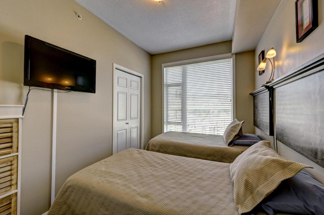 Sunset Waterfront Resort By Discover Kelowna Resort Accommodations Exteriör bild