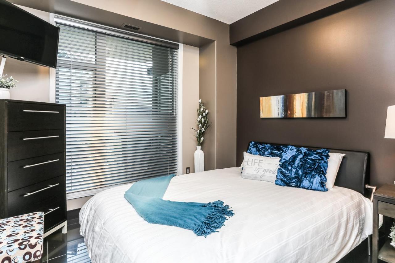 Sunset Waterfront Resort By Discover Kelowna Resort Accommodations Exteriör bild