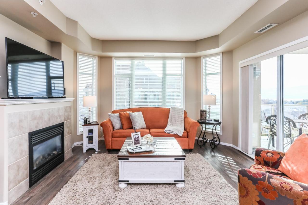 Sunset Waterfront Resort By Discover Kelowna Resort Accommodations Exteriör bild