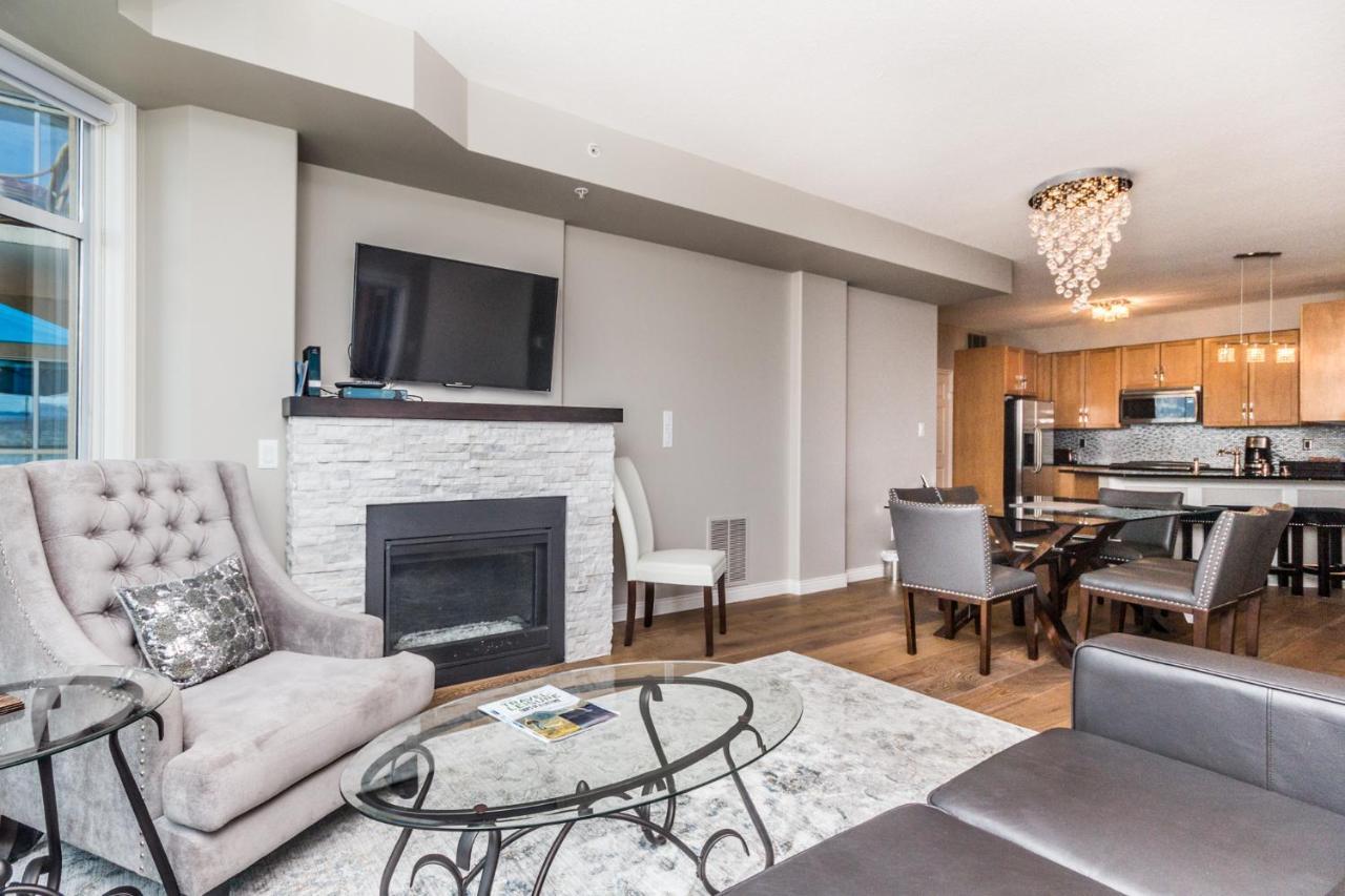 Sunset Waterfront Resort By Discover Kelowna Resort Accommodations Exteriör bild