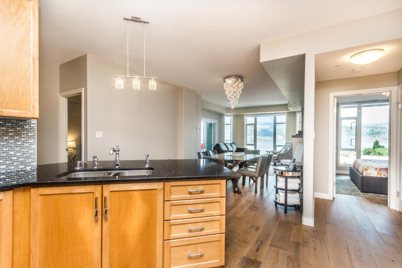 Sunset Waterfront Resort By Discover Kelowna Resort Accommodations Exteriör bild
