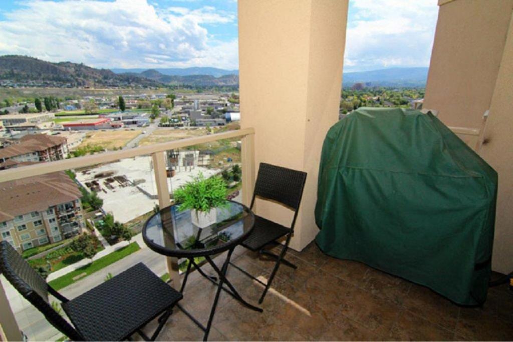 Sunset Waterfront Resort By Discover Kelowna Resort Accommodations Exteriör bild