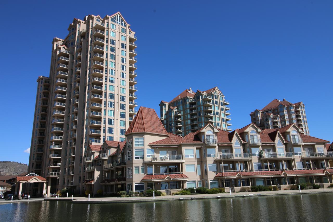Sunset Waterfront Resort By Discover Kelowna Resort Accommodations Exteriör bild