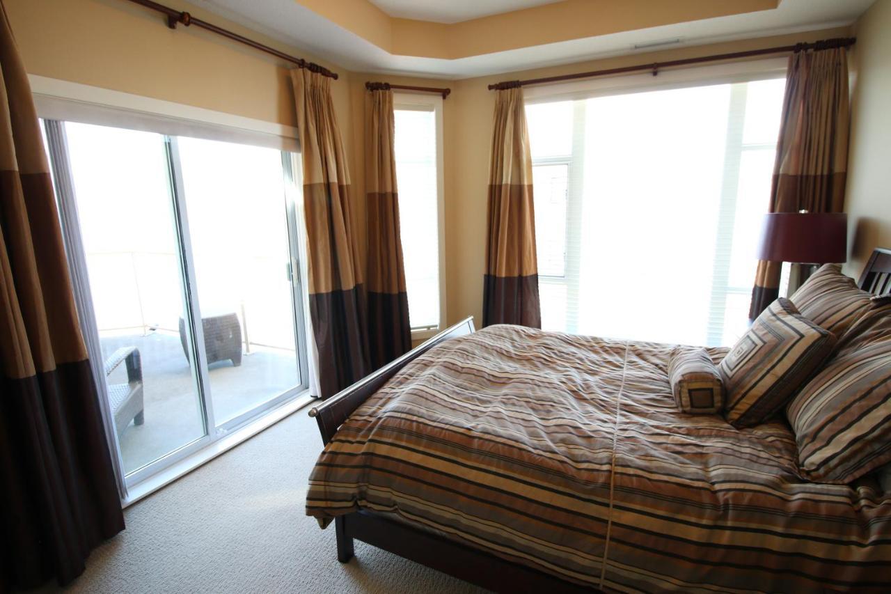 Sunset Waterfront Resort By Discover Kelowna Resort Accommodations Exteriör bild