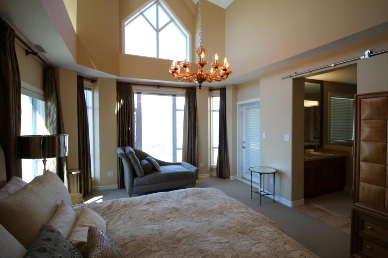 Sunset Waterfront Resort By Discover Kelowna Resort Accommodations Exteriör bild