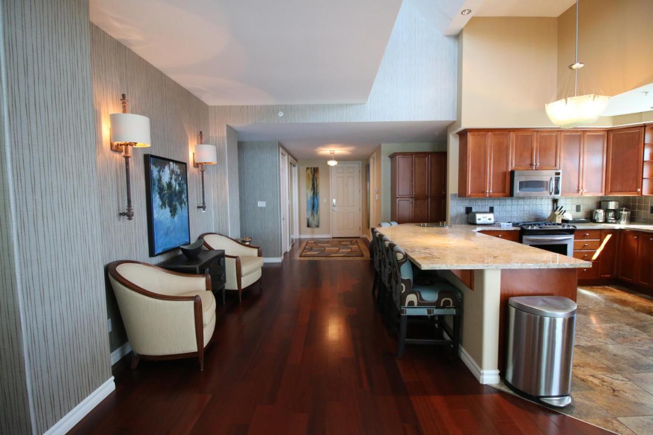 Sunset Waterfront Resort By Discover Kelowna Resort Accommodations Exteriör bild