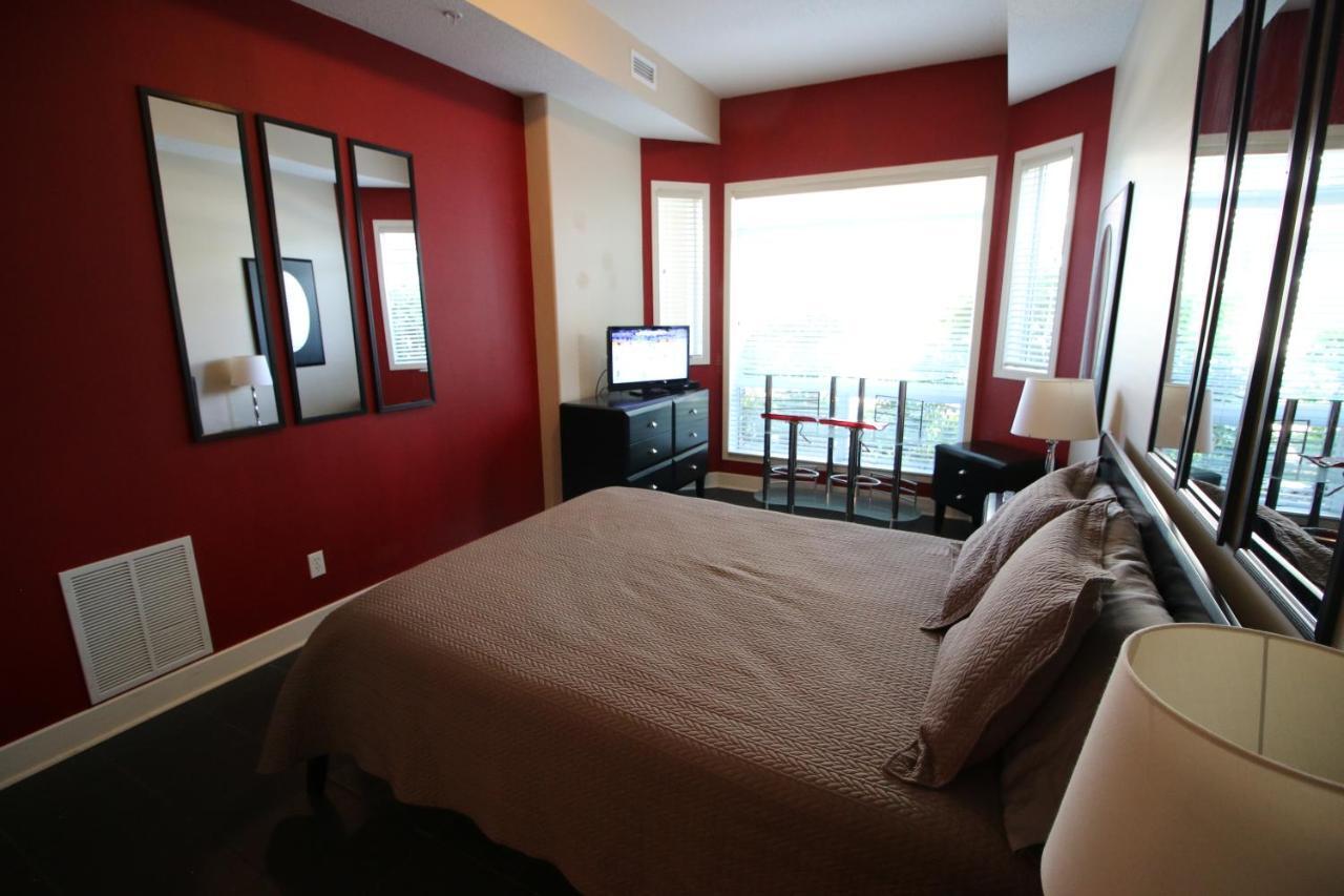 Sunset Waterfront Resort By Discover Kelowna Resort Accommodations Exteriör bild