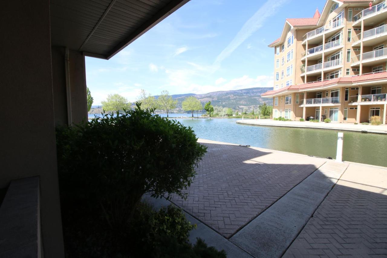 Sunset Waterfront Resort By Discover Kelowna Resort Accommodations Exteriör bild