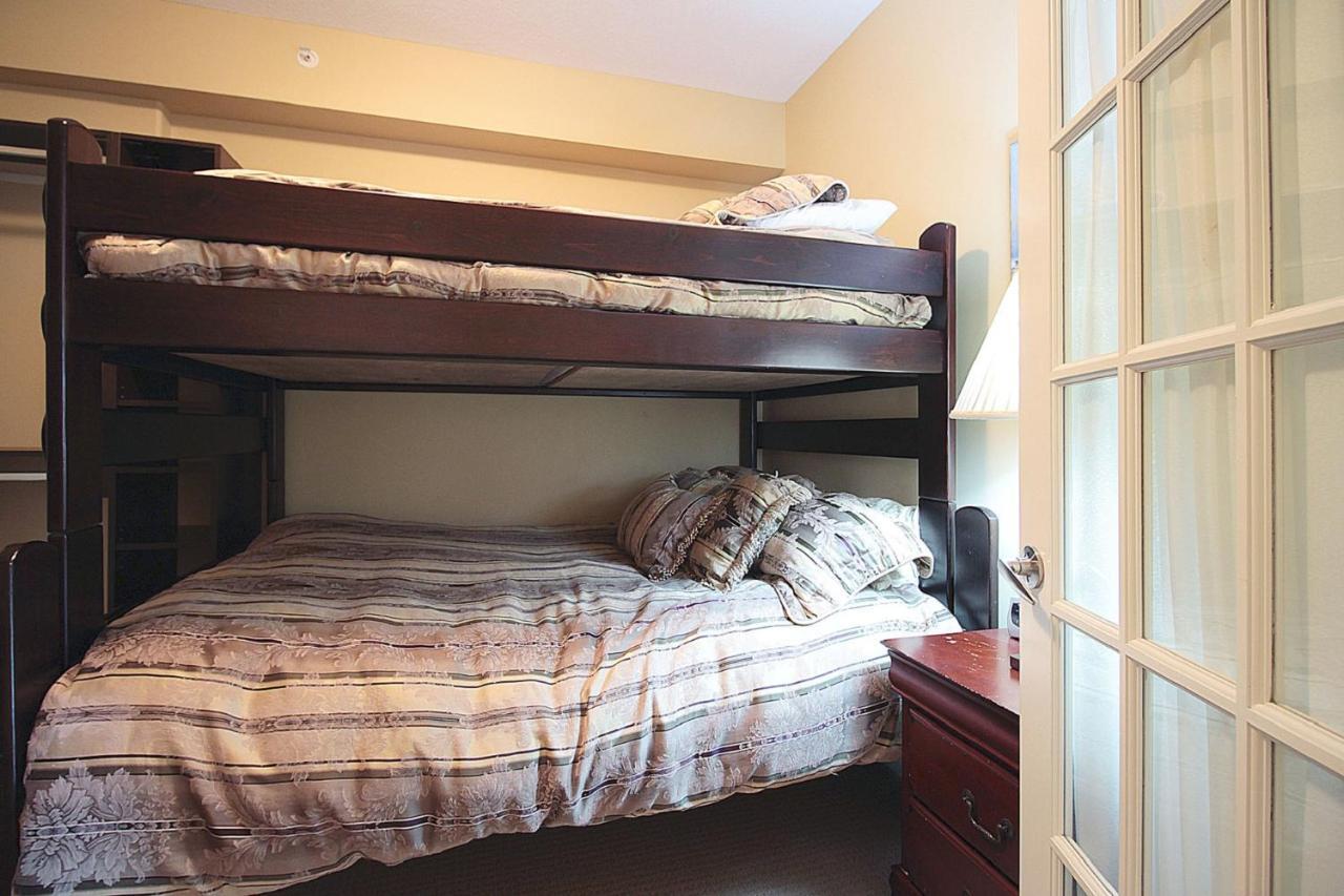 Sunset Waterfront Resort By Discover Kelowna Resort Accommodations Exteriör bild