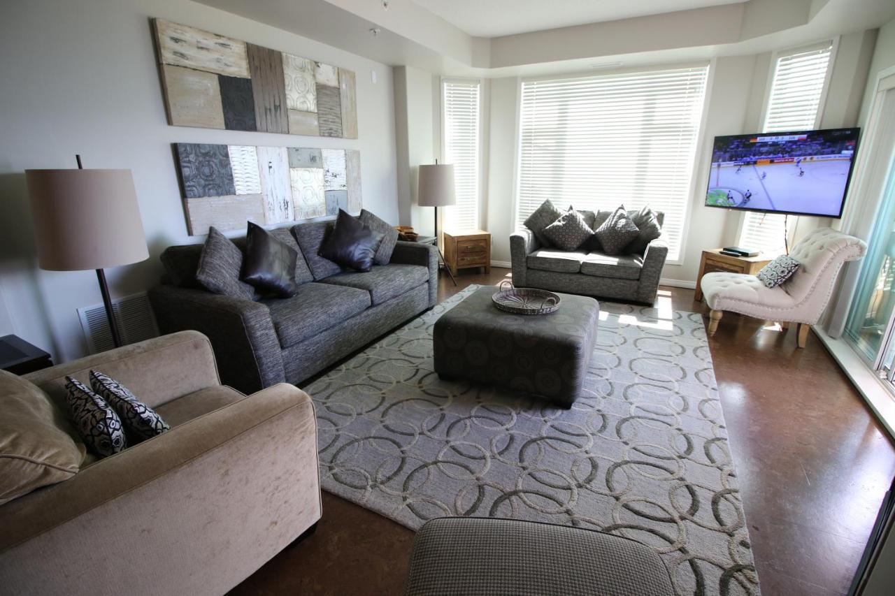 Sunset Waterfront Resort By Discover Kelowna Resort Accommodations Exteriör bild
