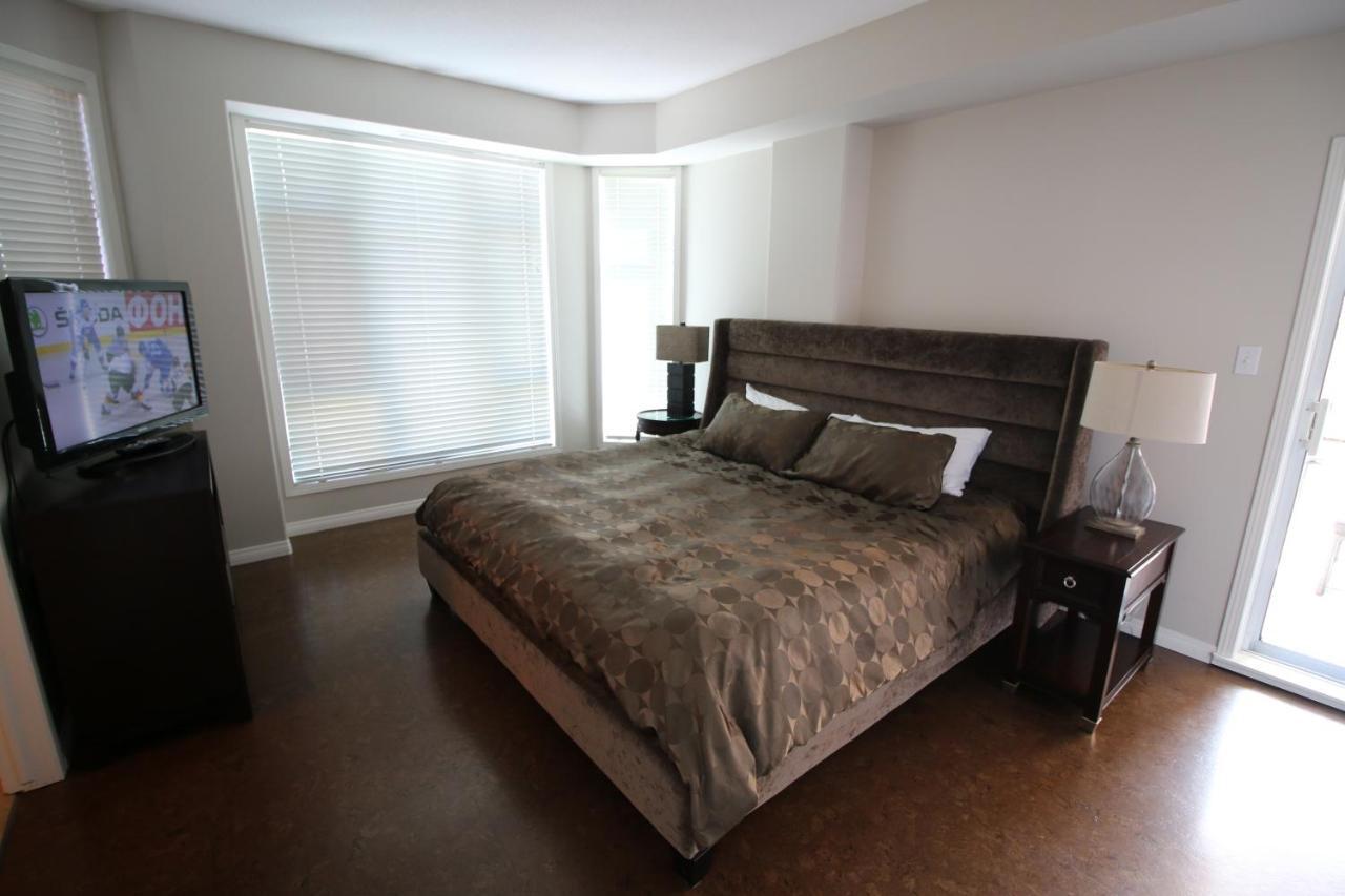 Sunset Waterfront Resort By Discover Kelowna Resort Accommodations Exteriör bild
