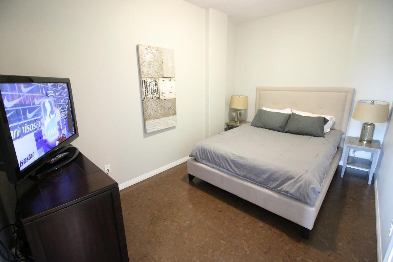 Sunset Waterfront Resort By Discover Kelowna Resort Accommodations Exteriör bild